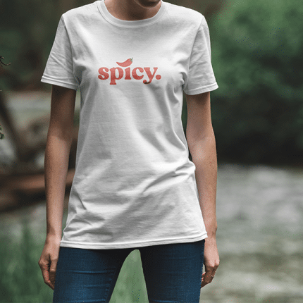 Бяла тениска с надпис Spicy отпред